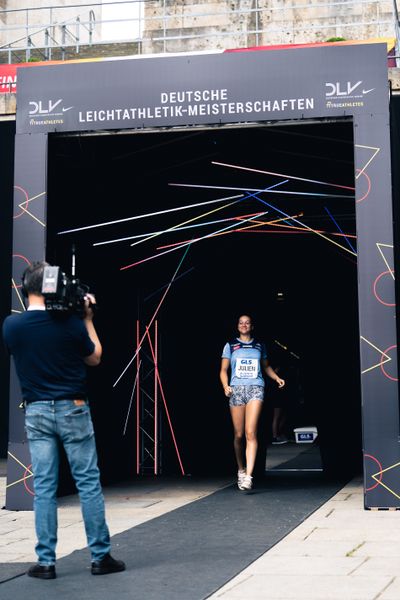 Jada Julien (LAC Erdgas Chemnitz) beim Einlauf ins Stadion waehrend der deutschen Leichtathletik-Meisterschaften im Olympiastadion am 25.06.2022 in Berlin